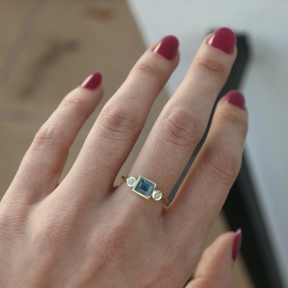 Faelyn - Vintage Blue Crystal Ring