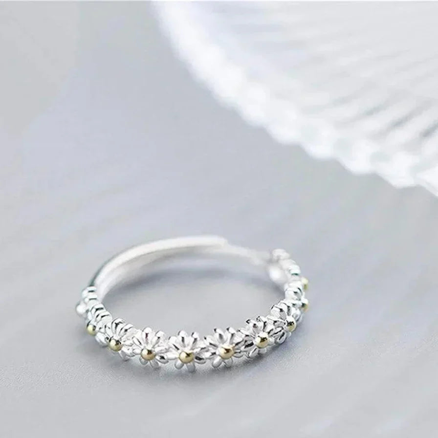 Magdalena –  Hand-Painted Enamel Daisy Ring