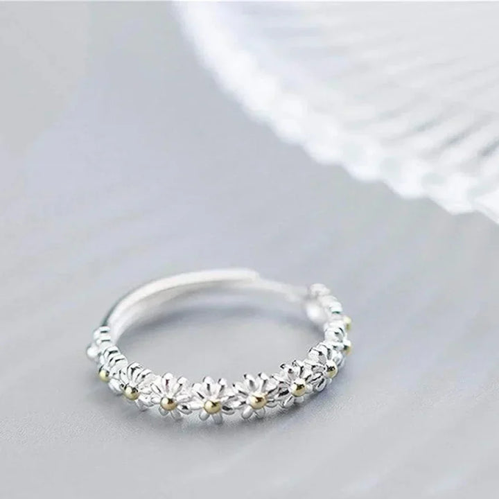 Magdalena –  Hand-Painted Enamel Daisy Ring