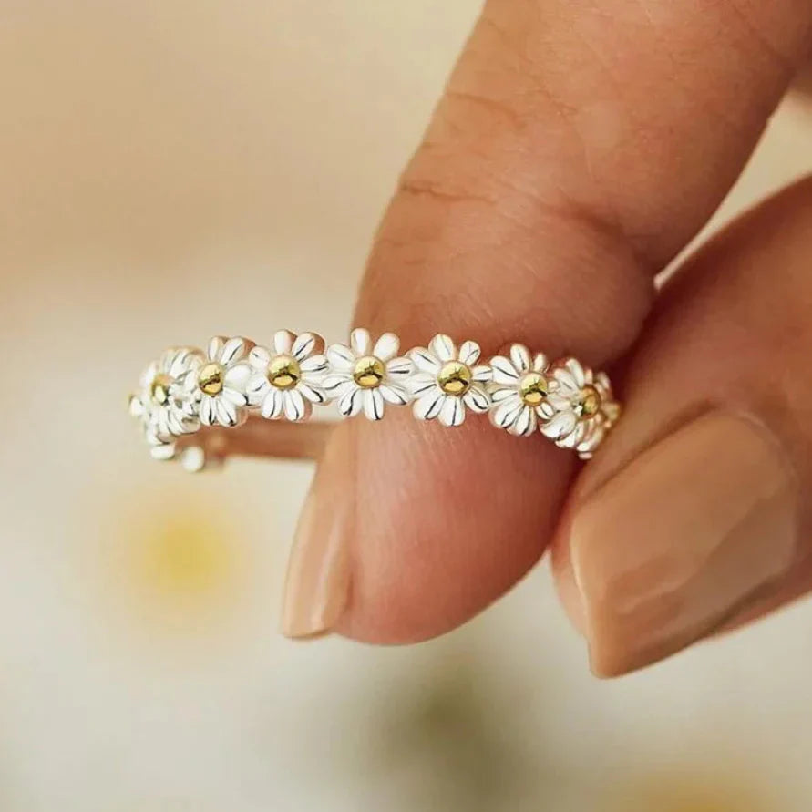 Magdalena –  Hand-Painted Enamel Daisy Ring