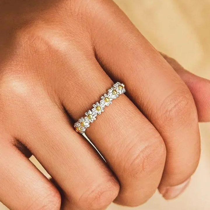 Magdalena –  Hand-Painted Enamel Daisy Ring