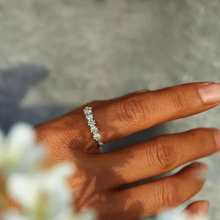 Magdalena –  Hand-Painted Enamel Daisy Ring