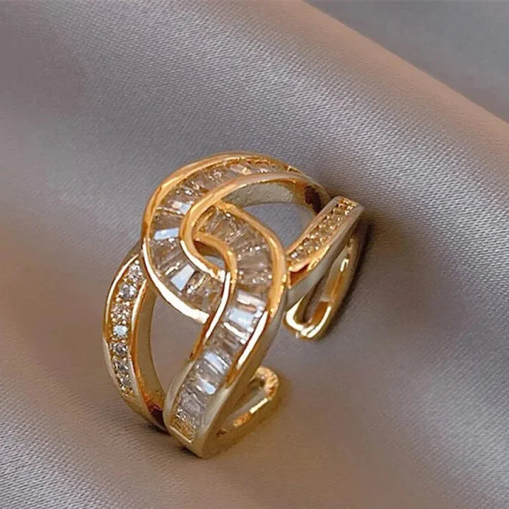 Tindra -  Knotted Elegant Ring